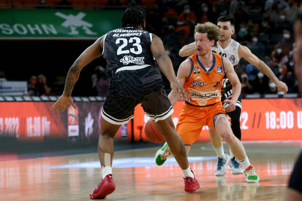 足球市场上 足球市场上